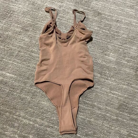 SKIMS Seamless Sculpt Thong Bodysuit, Tan Ochre, S/M NWOT - Picture 2 of 6